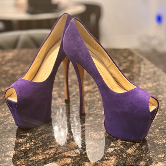Giuseppe Zanotti
Giuseppe Zanotti Purple Suede Peep
Toe Platform Pumps Size 36.5 - Picture 9 of 9